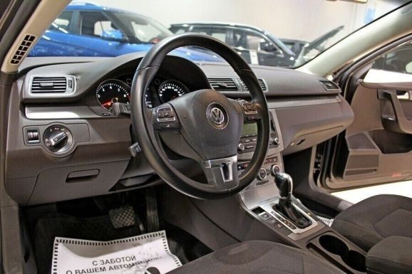 Volkswagen Passat, 1.8 л, Робот, 2012 фото 2