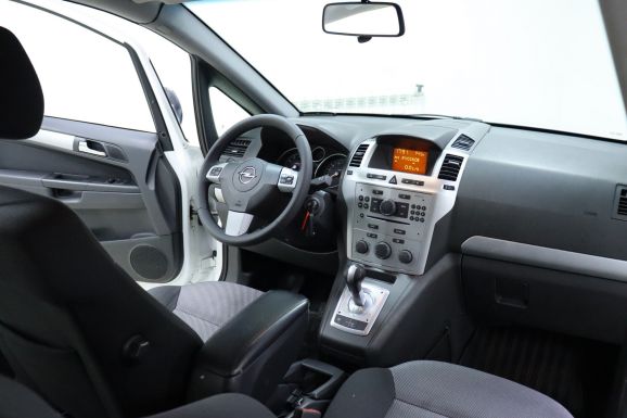 Opel Zafira, 1.8 л, Робот, 2012 фото 7