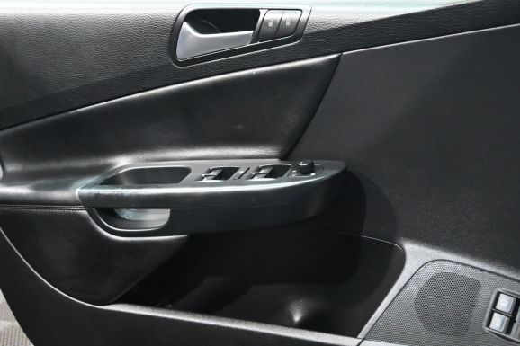 Volkswagen Passat, 1.8 л, Робот, 2010 фото 9