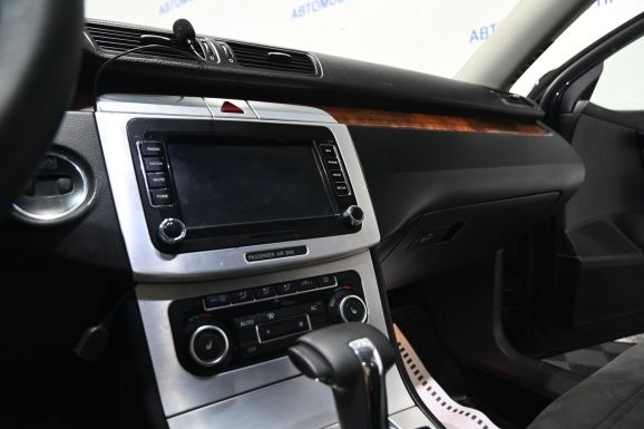 Volkswagen Passat, 1.8 л, Робот, 2010 фото 1