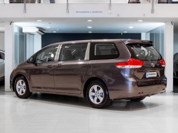Toyota Sienna, АТ, 2012 фото 6