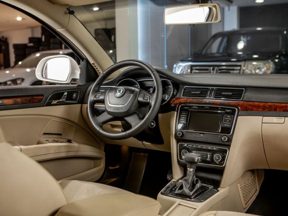Skoda Superb, Робот, 2010 фото 7
