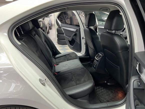 Skoda Octavia Laurin&Klement, 1.8 л, Робот, 2014 фото 21