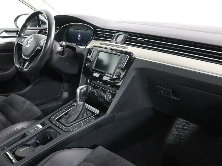 Volkswagen Passat, 1.8 л, Робот, 2018 фото 8