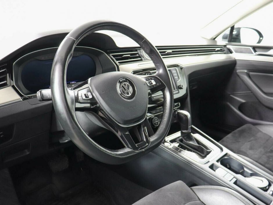 Volkswagen Passat, 1.8 л, Робот, 2018 фото 9