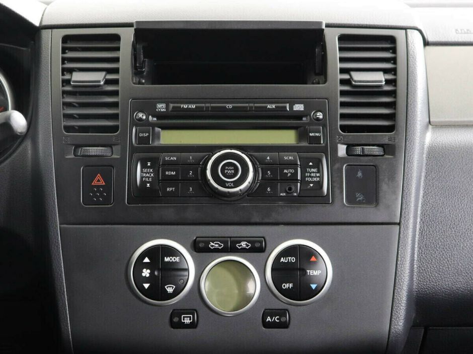 Nissan Tiida, 1.6 л, АТ, 2011 фото 2