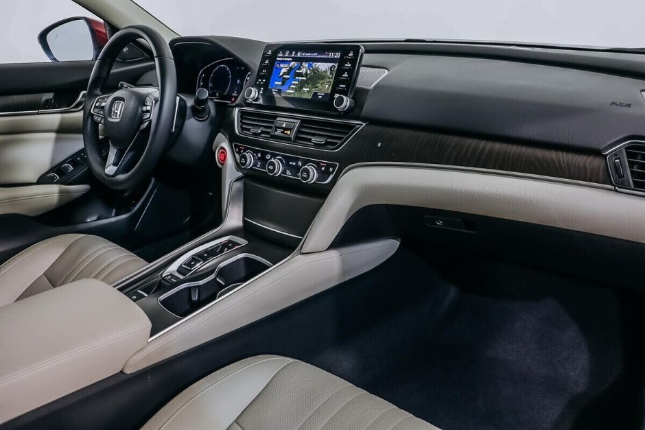 Honda Accord, 2.0 л, АТ, 2018 фото 2