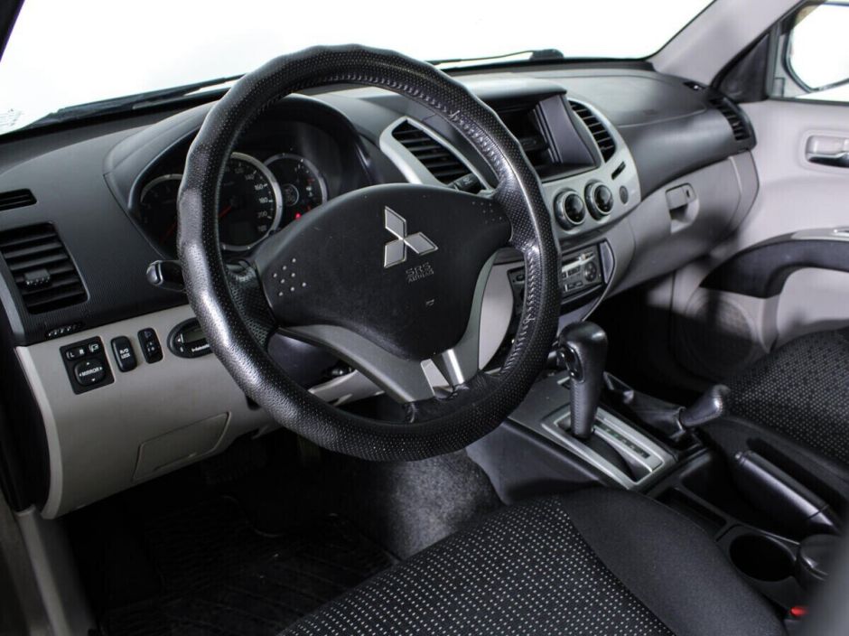 Mitsubishi L200, 2.5 л, АТ, 2012 фото 7