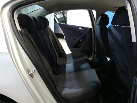 Volkswagen Passat, 1.8 л, Робот, 2009 фото 2