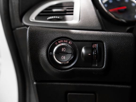 Opel Astra GTC, АТ, 2013 фото 10