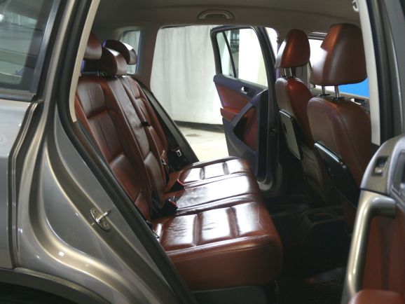 Volkswagen Tiguan Sport&Style, 2.0 л, АТ, 2010 фото 2