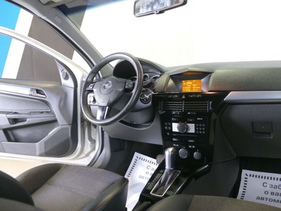 Opel Astra Cosmo, 1.8 л, АТ, 2010 фото 2