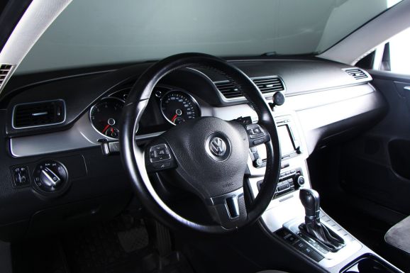 Volkswagen Passat, 1.8 л, Робот, 2012 фото 10