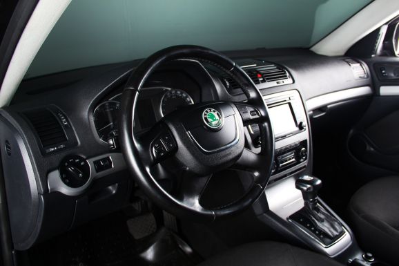 Skoda Octavia, 1.8 л, Робот, 2011 фото 9