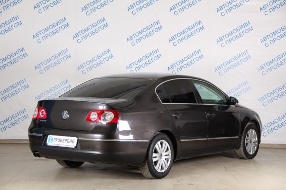 Volkswagen Passat, 1.8 л, Робот, 2009 фото 4