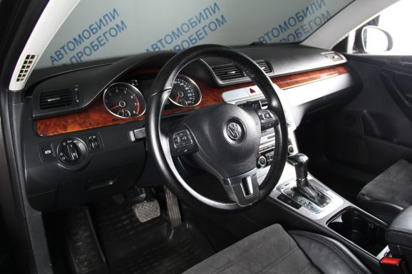 Volkswagen Passat, 1.8 л, Робот, 2009 фото 9