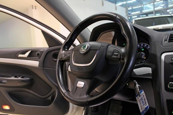 Skoda Octavia, 1.8 л, Робот, 2011 фото 11