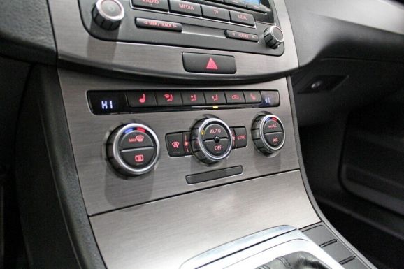 Volkswagen Passat, 1.8 л, Робот, 2011 фото 1